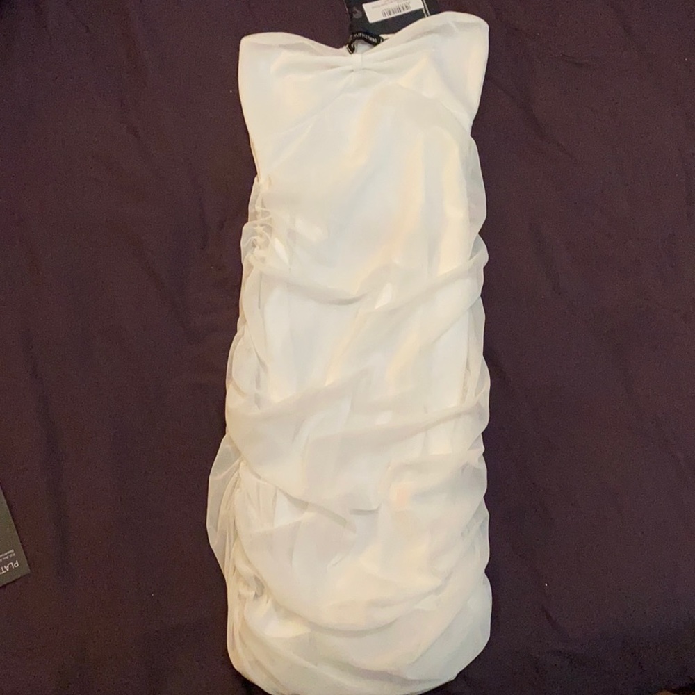A white strapless dress